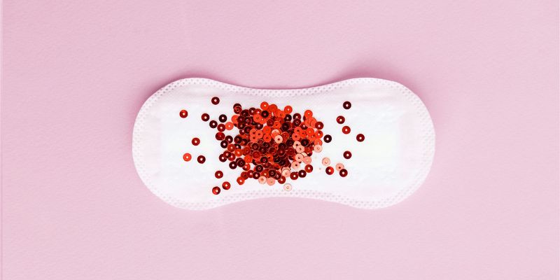 Perdite di sangue rosso vivo dopo il ciclo: possibili cause e rimedi
