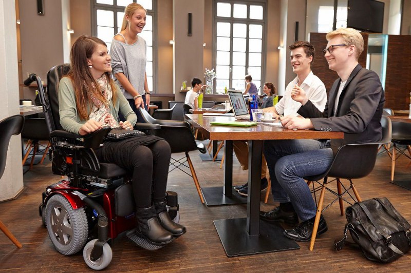 Sedia a rotelle elettrica per disabili: quando l'elettrico