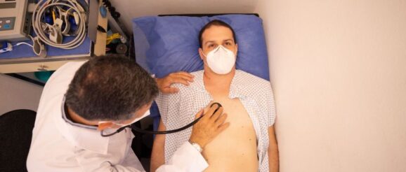 https://www.pexels.com/it-it/foto/uomini-medico-dottore-disteso-8460100/